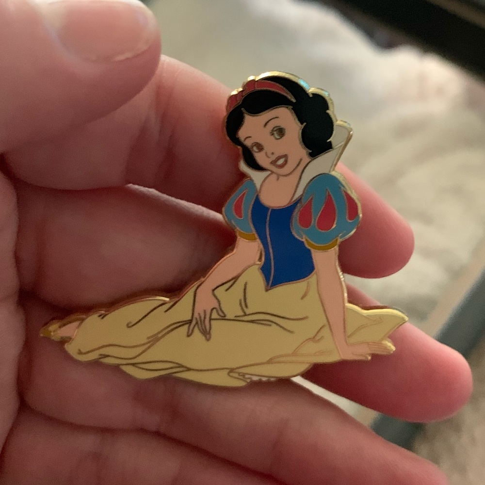 Disney Limited Edition Pin - Snow White